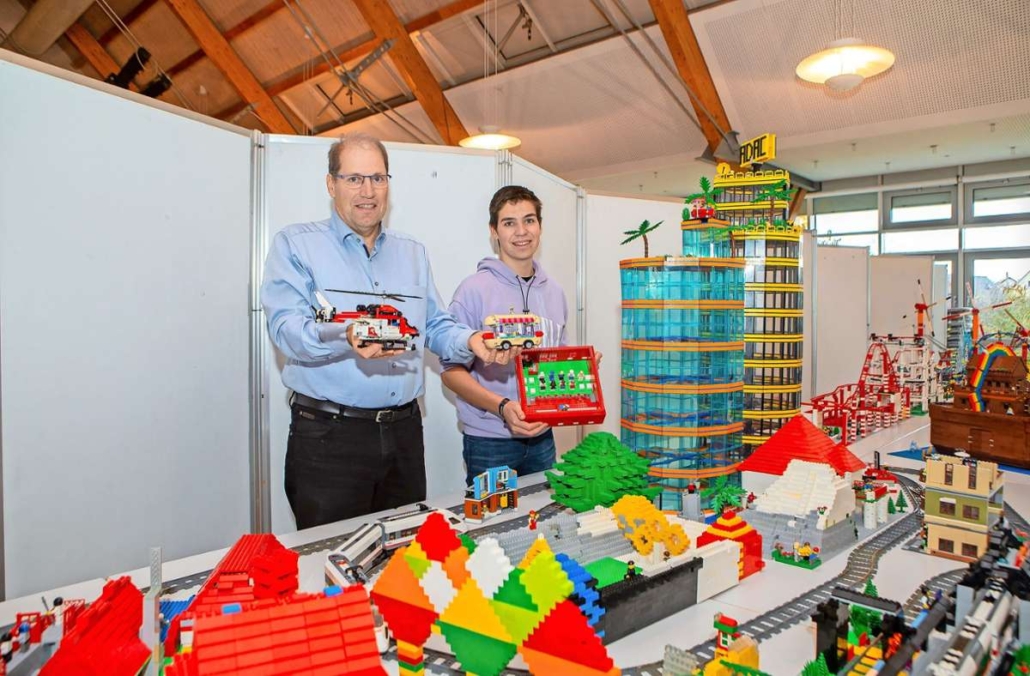 Daniel (links) und Jonatan Holoch haben die Ergebnisse der Lego-Bauaktion des CVJM-Löchgau präsentiert. Foto: /Oliver Bürkle